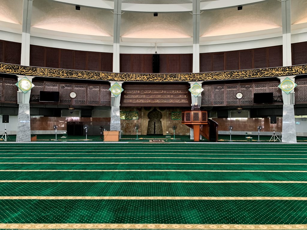 Ruang solat Masjid Negeri Pulau Pinang